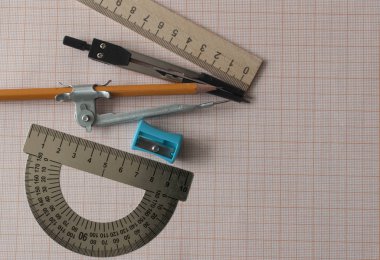 Grafik kağıdındaki pusula, kalem ve cetvel ile geometri seti