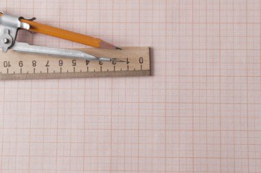 Grafik kağıdındaki pusula, kalem ve cetvel ile geometri seti