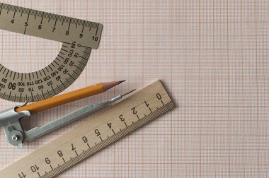 Grafik kağıdındaki pusula, kalem ve cetvel ile geometri seti
