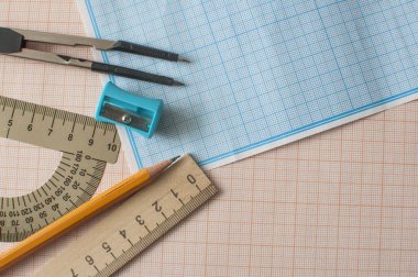 Grafik kağıdındaki pusula, kalem ve cetvel ile geometri seti
