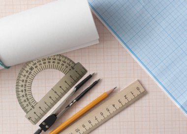 Grafik kağıdındaki pusula, kalem ve cetvel ile geometri seti