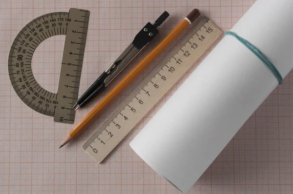 Conjunto de geometría con brújula, lápiz, regla sobre papel gráfico —  Fotos de Stock