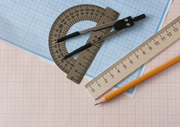 그래프 용지 위에 나침반 , 연필, 자를 붙인 기하학적 구조 — 스톡 사진