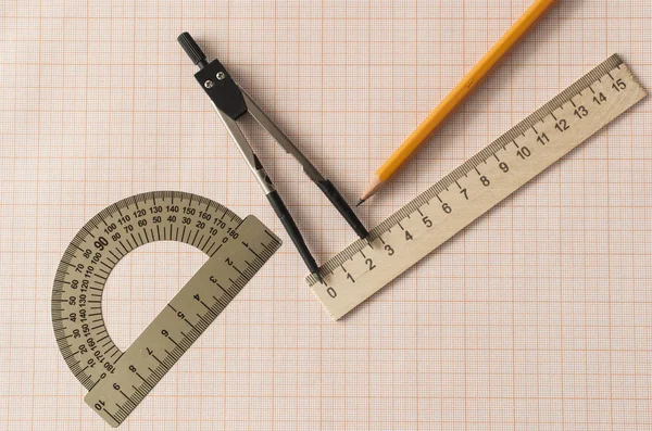 Geometri set med kompass, penna, linjal på diagrampapper — Stockfoto