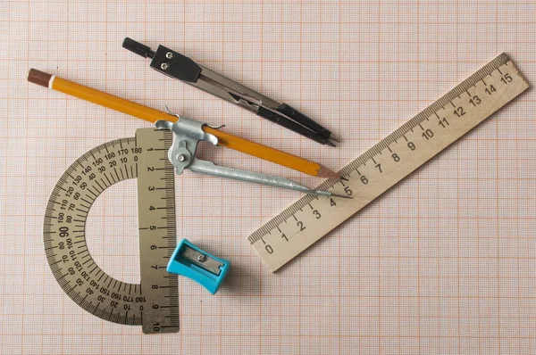 Conjunto de geometria com bússola, lápis, régua sobre papel gráfico — Fotografia de Stock