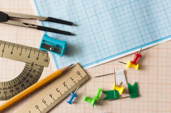 Grafik kağıdındaki pusula, kalem ve cetvel ile geometri seti — Stok fotoğraf