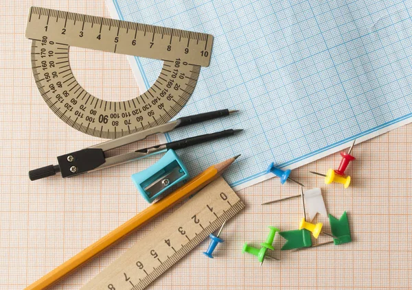 Conjunto de geometria com bússola, lápis, régua sobre papel gráfico — Fotografia de Stock