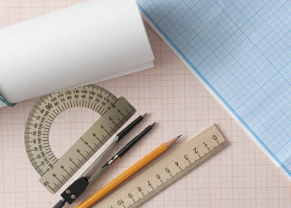 Geometrieset mit Zirkel, Bleistift, Lineal auf Graphenpapier — Stockfoto