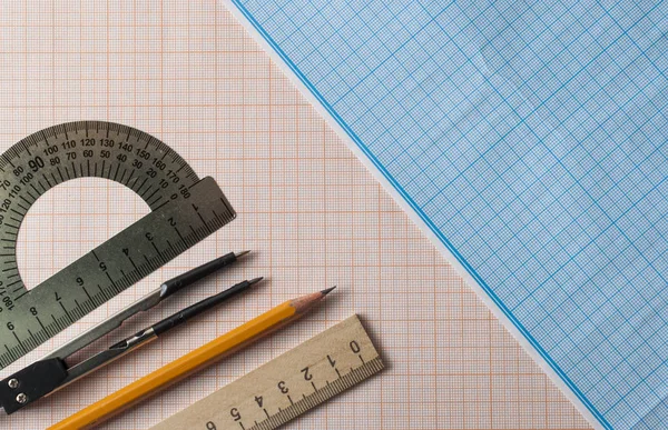 Conjunto de geometría con brújula, lápiz, regla sobre papel gráfico —  Fotos de Stock
