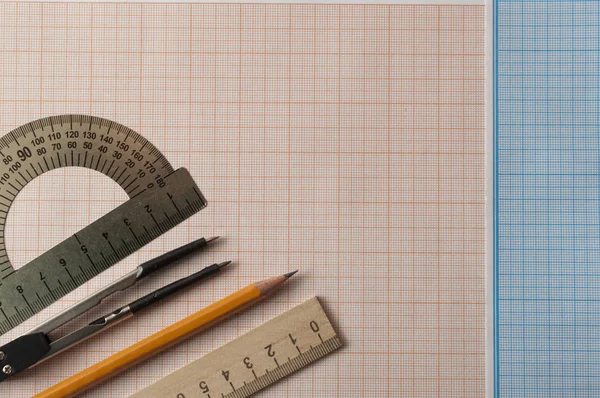 Geometrieset mit Zirkel, Bleistift, Lineal auf Graphenpapier — Stockfoto