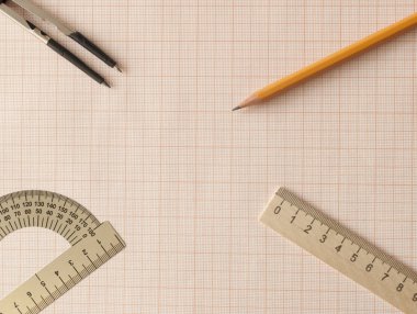 Grafik kağıdındaki pusula, kalem ve cetvel ile geometri seti