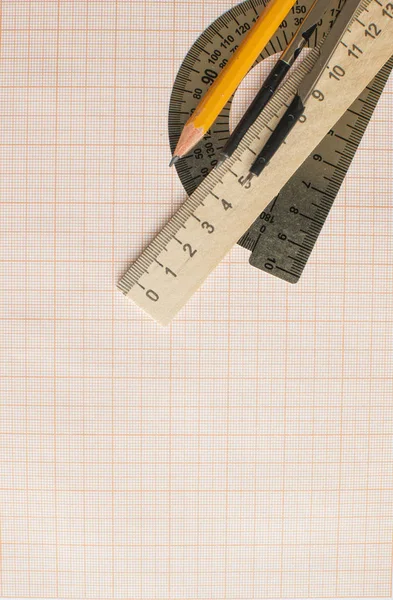 Geometria készlet iránytűvel, ceruzával, vonalzó grafikonpapíron — Stock Fotó