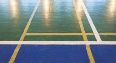 Bir basketbol ve voleybol sahasının manzarası