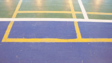 Bir basketbol ve voleybol sahasının manzarası