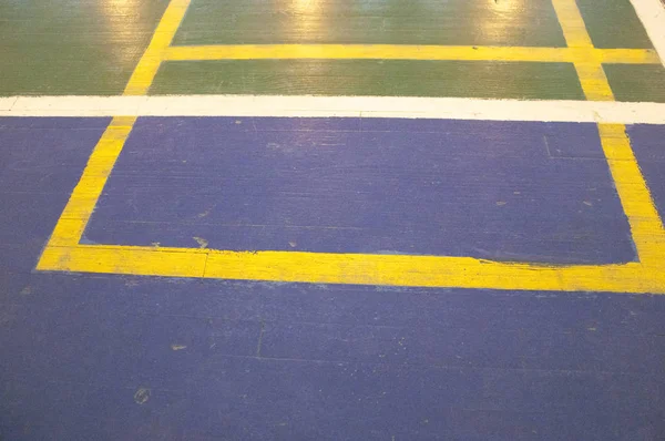 Bir basketbol ve voleybol sahasının manzarası