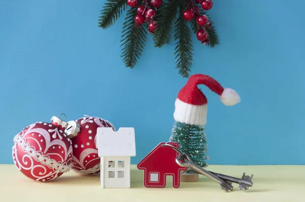 Twee vintage sleutel en kerstballen op papieren achtergrond — Stockfoto