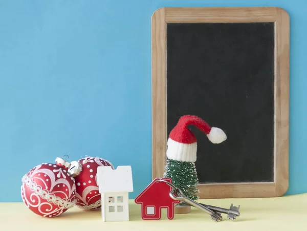 Duas chaves vintage e bolas de Natal no fundo de papel — Fotografia de Stock