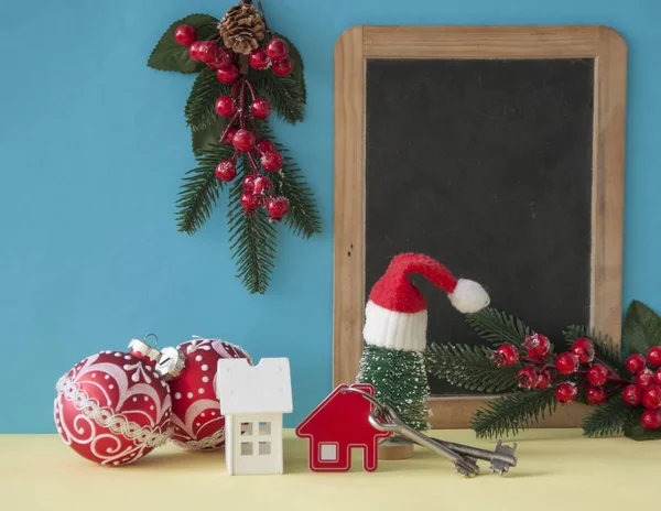 Twee vintage sleutel en kerstballen op papieren achtergrond — Stockfoto
