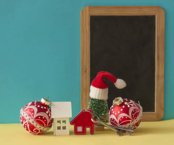 종이 위에 빈티지 열쇠 두 개와 크리스마스 볼 — 스톡 사진