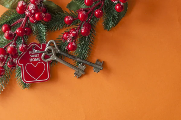 Duas chaves vintage e bolas de Natal no fundo de papel vermelho — Fotografia de Stock