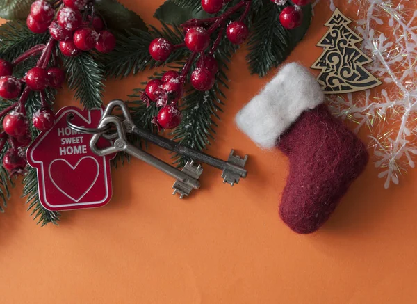 Due chiavi vintage e palline di Natale su sfondo di carta rossa — Foto Stock