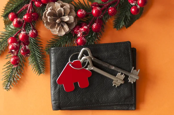 Duas chaves vintage e bolas de Natal no fundo de papel vermelho — Fotografia de Stock