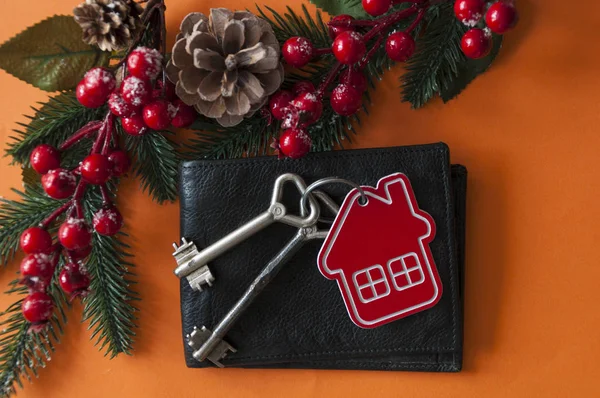 Duas chaves vintage e bolas de Natal no fundo de papel vermelho — Fotografia de Stock