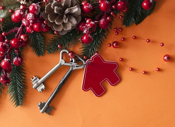 Two vintage key and Christmas balls on red paper background — Stockfoto