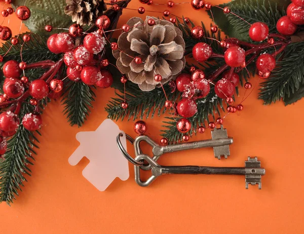 Dwa vintage klucz i świąteczne kulki na czerwonym tle papieru — Zdjęcie stockowe