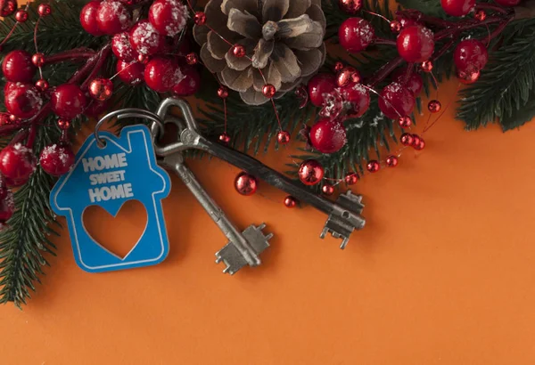Zwei Vintage-Schlüssel und Weihnachtskugeln auf rotem Papier Hintergrund — Stockfoto