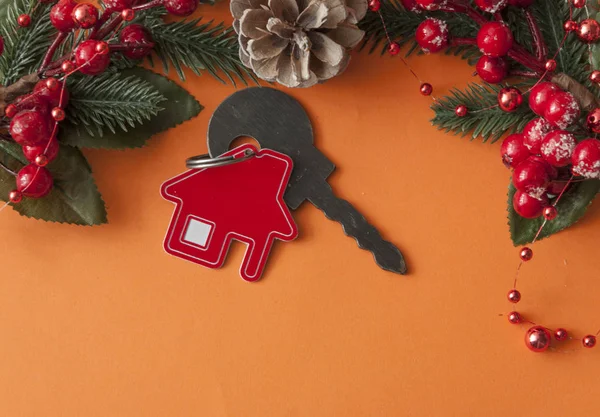 Una llave vintage con letrero de la casa y decoraciones de Navidad en rojo —  Fotos de Stock