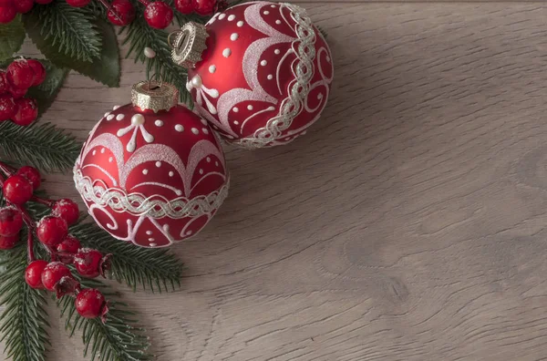 Sfondo natalizio con ramoscelli di abete, bacche rosse, coni e palla — Foto Stock
