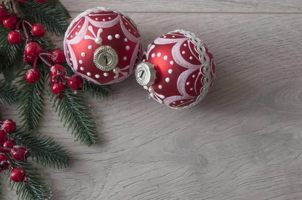 Kerst achtergrond met sparren twijgen, rode bessen, kegels en bal — Stockfoto