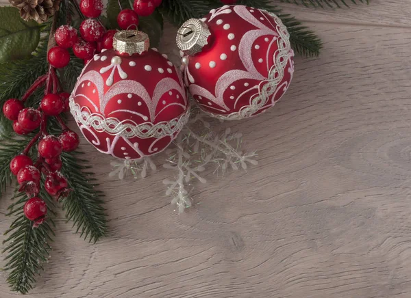 Fondo de Navidad con ramas de abeto, bayas rojas, conos y pelota —  Fotos de Stock