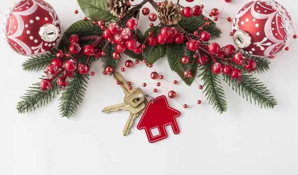 Llave vintage con letrero de la casa y decoraciones de Navidad en blanco p —  Fotos de Stock