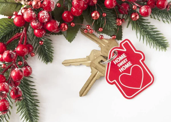 Vintage kulcs ház jel és karácsonyi dekoráció fehér p — Stock Fotó
