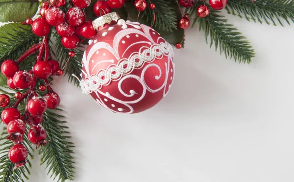 Bolas de Navidad, bayas y conos con espacio de copia en pape blanco —  Fotos de Stock