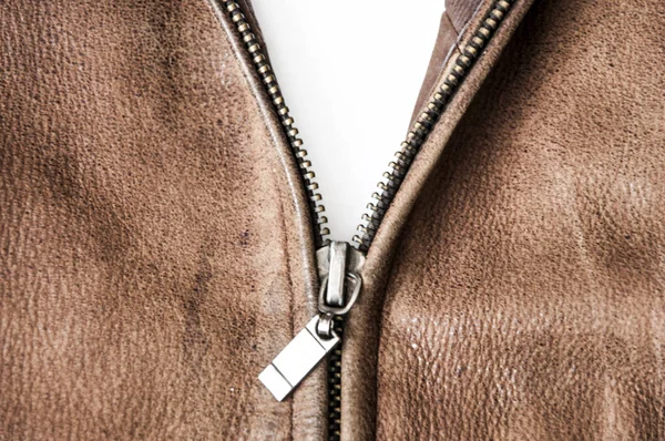 Eine braune Lederjacke mit Reißverschluss weit offen — Stockfoto