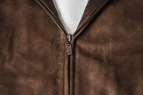 Eine braune Lederjacke mit Reißverschluss weit offen — Stockfoto