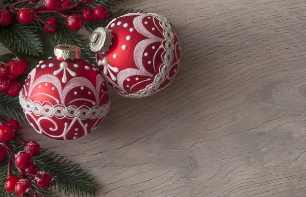 Fondo de Navidad con ramas de abeto, bayas rojas, conos y pelota — Foto de Stock