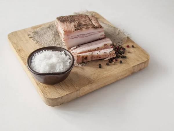 Manteca de cerdo en una tabla de cortar sobre fondo blanco. Vista superior —  Fotos de Stock