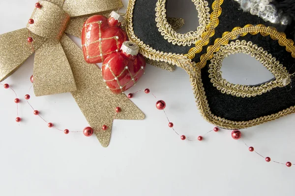 Weihnachtsdekoration mit Faschingsmaske auf buntem Papierrücken — Stockfoto