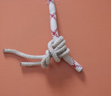 Dağcılar için ipte düğüm. Dağcılık Merkezi.