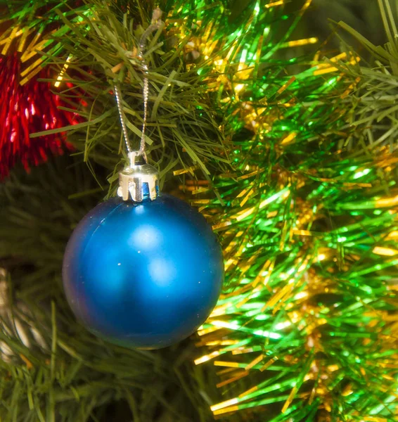 Christmas holiday background. Baubles hanging from a decorated o — Stock Photo, Image