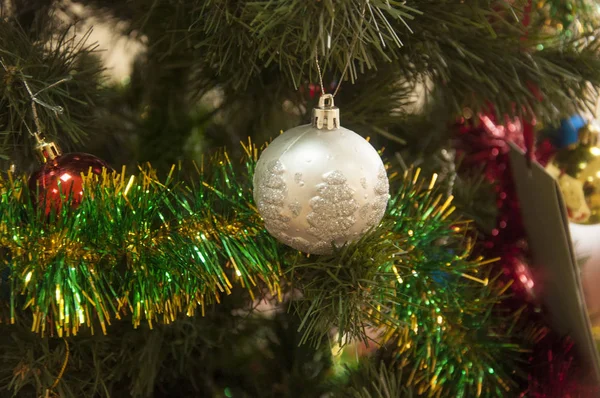 クリスマス休暇の背景。装飾されたoからぶら下がっバブル — ストック写真