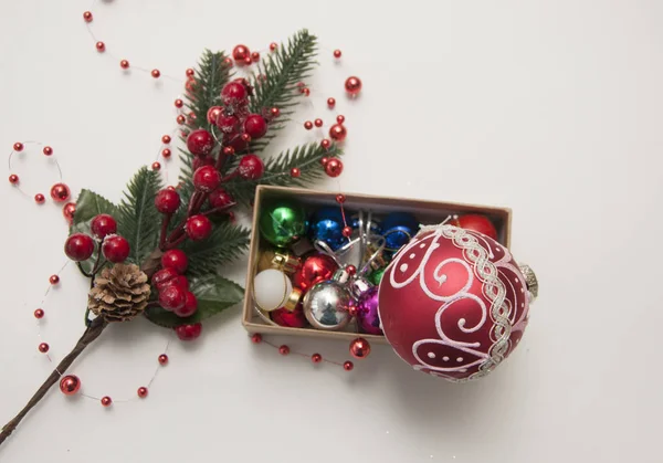 Holzkiste mit Weihnachtsspielzeug, Dekoration. — Stockfoto