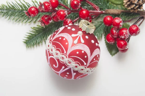 하얀 탁자 위에 놓인 크리스마스 공 과 열매. — 스톡 사진