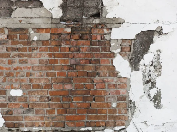 Vieux mur de briques avec plâtre pelant, fond grunge — Photo