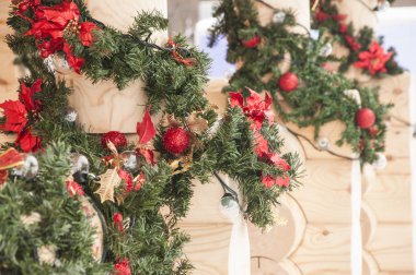 Noel ışıkları sokağın tahta direğini süslüyor