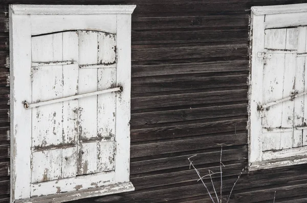 Gammalt träfönster med fönsterluckor — Stockfoto